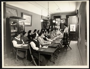 Een Amerikaanse inburgeringsklas voor vrouwen bij de Rodeph Sholom Sisterhood, 157 East 94th Street, New York, 1920 (zilveren gelatin afdruk) door Byron Company